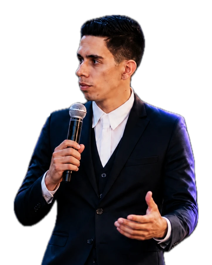Felipe Vale ministrando aula com microfone